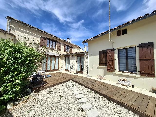 Huis te koop in PAMPROUX 79800 Deux-Sèvres Poitou-Charentes France: Charmant dorpshuis met zwembad. EXCLUSIEF BIJ BEAUX VILLAGES! Gelegen in een rustig dorp op korte rijafstand van Pamproux en de lokale voorzieningen, beschikt dit charmante huisje over aantrekkelijke ...