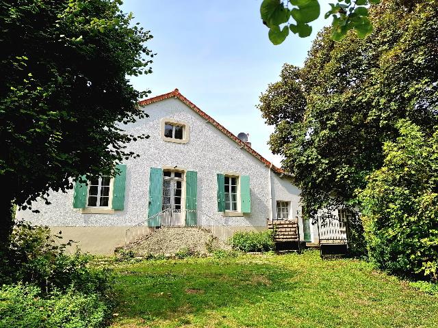 Huis te koop in LE VERT 79170 Deux-Sèvres Poitou-Charentes France: Aantrekkelijke woning met een fantastische woonoppervlakte en een groot privéterrein. EXCLUSIEF BIJ BEAUX VILLAGES! Deze lichte en ruime woning, gebouwd in 1900, heeft veel te bieden. Het is gelegen ...