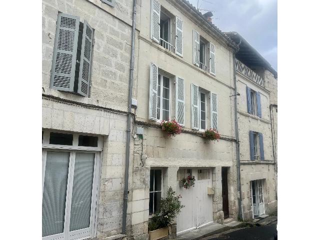 Haus&nbsp;zu verkaufen in&nbsp;AUBETERRE-SUR-DRONNE 16390 Charente Frankreich. Schönes, altes und charmantes Dorfhaus. In historischer, zentraler Dorflage gelegen und mit allen Annehmlichkeiten des täglichen Bedarfs in kurzer Gehweite, eignet sich dieses 3-Zimmer-Haus ideal al...