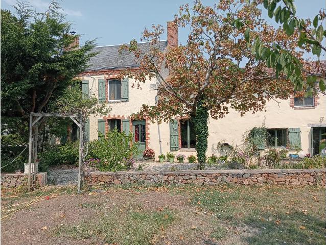Huis te koop in VAL EN VIGNES 79290 Deux-Sèvres Poitou-Charentes France: Aantrekkelijk karaktervol huis. Een aantrekkelijk karaktervol huis gelegen aan de rand van het dorp Massais, op korte afstand van winkels en voorzieningen in Argentonnay of Thouars.<br />
<br />
Gelegen in het ...