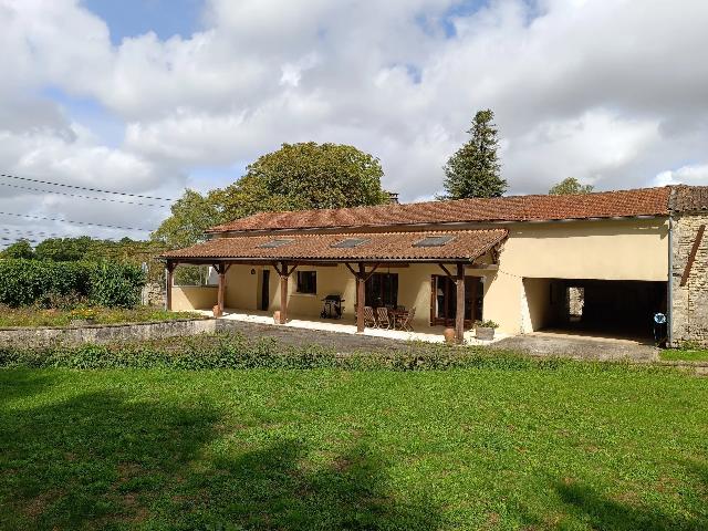 Huis te koop in NÉRÉ 17510 Charente-Maritime Poitou-Charentes France: Ruime gelijkvloerse woning met grote tuin en terras. Gelegen in een rustig gehucht aan de rand van het bos van Aulnay, biedt deze vrijstaande woning een grote, lichte woon-/eetkamer met toegang tot ee...