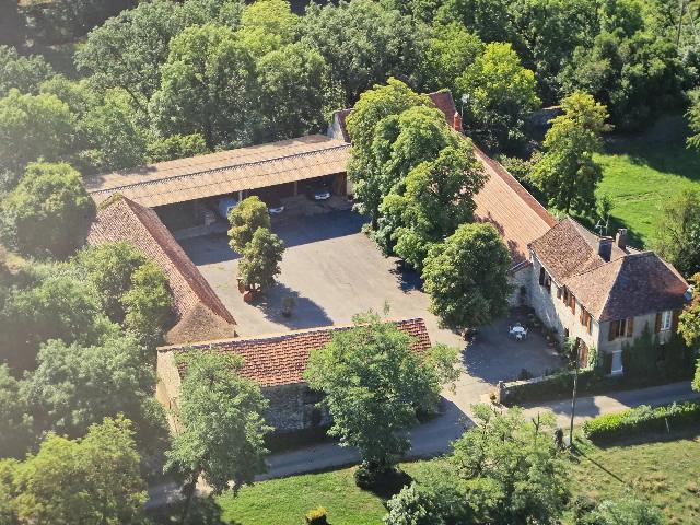 Gîtes/Chambres d'hôtes te koop in PARISOT 82160 Tarn-et-Garonne Midi-Pyrénées France: Prachtige boerderij met veel potentie. Op zoek naar een ruime gezinswoning met een ongelooflijk zakelijk potentieel? Zoek niet verder, deze karakteristieke boerderij voldoet aan al uw wensen.<br />
<br />
Geleg...