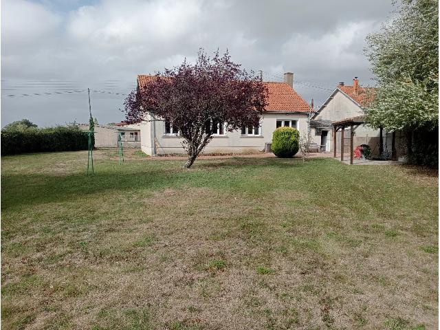 Huis te koop in THOUARS 79100 Deux-Sèvres Poitou-Charentes France: Goed onderhouden bungalow in een klein dorp. Een goed onderhouden bungalow gelegen in een klein landelijk dorp aan de rand van het mooie oude centrum van Thouars, waar alle winkels en voorzieningen te...
