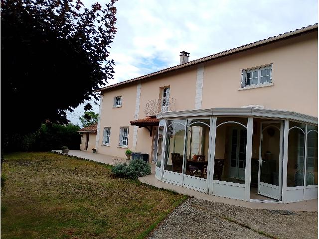 House&nbsp;for sale&nbsp;BARBEZIEUX-SAINT-HILAIRE 16300 Charente Poitou-Charentes France: Large charentaise house with outbuildings. Large house with over 4500 sqm of land. On the ground floor, it includes a conservatory, kitchen dining area, living room, 3 bedrooms, shower room, toilets, ...