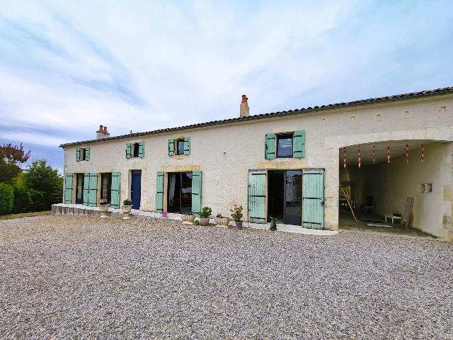 Haus&nbsp;zu verkaufen in&nbsp;SAINT-FORT-SUR-LE-NÉ 16130 Charente Frankreich. Großes, freistehendes Haus im Charentaise-Stil mit 3 Schlafzimmern und Pool in der Nähe von Cognac. In einem hübschen Dorf, nur 15 Minuten südlich von Cognac und eine Stunde von Royan und den herr...