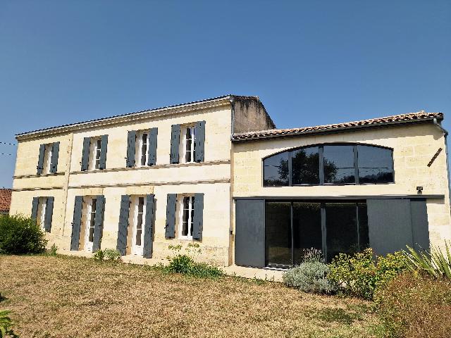 Huis te koop in IZON 33450 Gironde Aquitaine France: Uitzonderlijke stenen Girondine woning met bijgebouw, zwembad en tuin, vlakbij Bordeaux en Saint-Émilion. Gelegen op slechts 30 minuten van Bordeaux en 25 minuten van Saint-Émilion, combineert deze ...