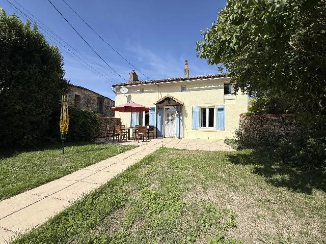 Huis te koop in MESSÉ 79120 Deux-Sèvres Poitou-Charentes France: Charmant gerenoveerd huisje met gastenverblijf vlakbij Couhé. Dit prachtig gerenoveerde huisje is ideaal gelegen, vlakbij het mooie dorp Couhé, met al zijn voorzieningen, en op korte rijafstand van ...