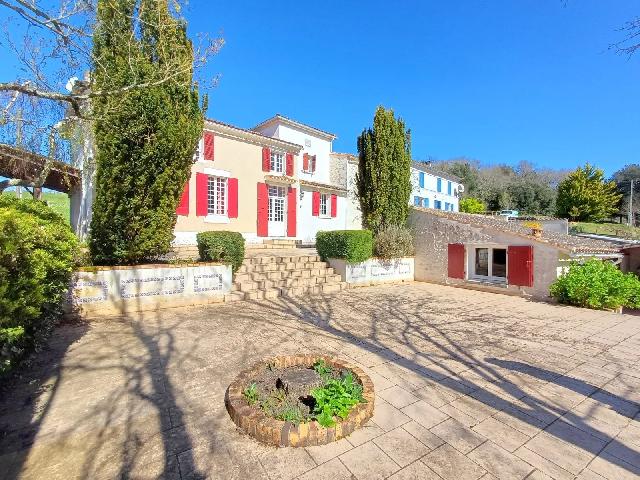 Huis te koop in MARIGNAC 17800 Charente-Maritime Poitou-Charentes France: Charmante cottage met uitzicht op de rivier. Verscholen in een vredig gehucht, geniet deze heerlijke halfvrijstaande cottage met drie slaapkamers van een benijdenswaardige ligging hoog boven de rivier...