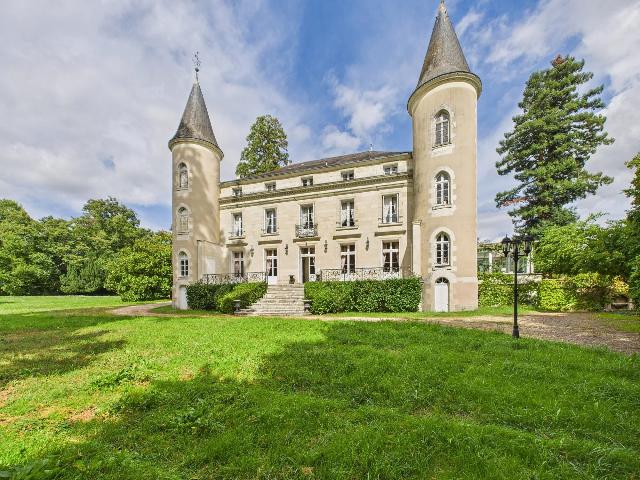 Gîtes/Chambres d'hôtes te koop in TOURNON-SAINT-PIERRE 37290 Indre-et-Loire Centre France: Uitzonderlijk kasteel met conciërgewoning, gastenverblijf, aangelegde tuinen, meer en zwembad. Het is tijd voor nieuwe eigenaren om het volgende hoofdstuk te schrijven in de geschiedenis van dit uitz...