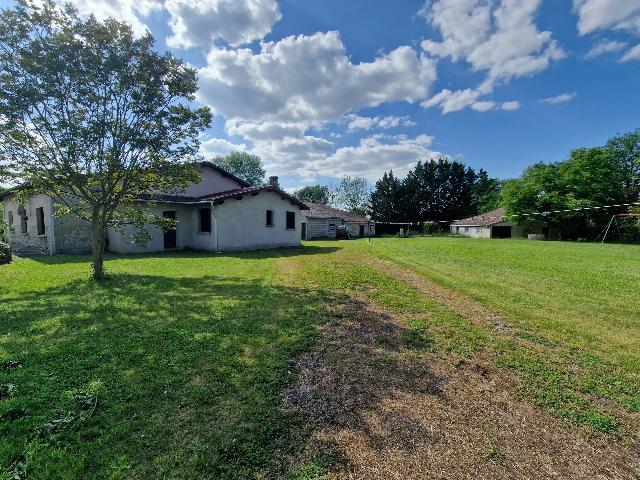Equestre &agrave; vendre &agrave;&nbsp;MONBAHUS 47290 Lot-et-Garonne Aquitaine France: Charmante Ferme sur Plus de 3 hectares avec Écuries, Piscine et Dépendances. Située au calme, au bout d’une petite route de campagne, cette jolie propriété offre un cadre de vie privilégié po...
