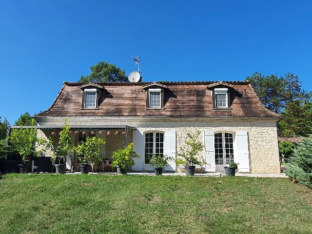 Huis te koop in SAINTE-FOY-LA-GRANDE 33220 Gironde Aquitaine France: Prachtige woning met binnenzwembad. Gelegen in een fraai aangelegde tuin in een rustige omgeving, biedt deze heerlijke woning zowel charme als modern comfort. Een asfalt oprit met elektrische poorten ...