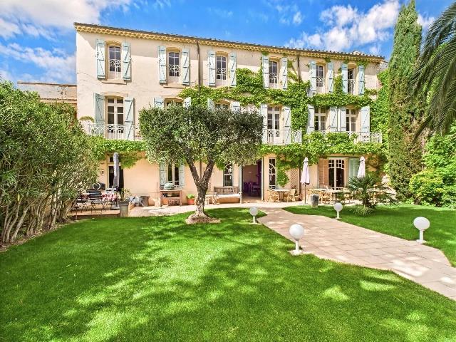Guesthouses-Bed-&-Breakfast&nbsp;for sale&nbsp;HOMPS 11200 Aude Languedoc Roussillon France: An impressive maison de maitre style property in the heart of a popular village. This impressive property, currently operated as a Bed and Breakfast (to continue the activity, the future owner will ne...