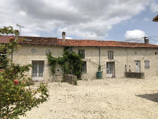 Huis te koop in VILLEMAIN 79110 Deux-Sèvres Poitou-Charentes France: Stenen woning bestaande uit een woning met 3 slaapkamers, twee geschakelde cottages en bijgebouwen. Deze woning omvat een woning met 3 slaapkamers, een cottage met 2 slaapkamers en een aangrenzende co...