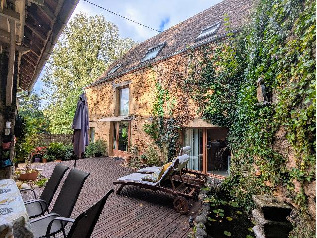 Huis te koop in GOURDON 46300 Lot Midi-Pyrénées France: Charmant stenen huis met twee slaapkamers en een schuur tussen Gourdon en Sarlat. Deze karaktervolle woning biedt de perfecte combinatie van rustieke charme en modern comfort.<br />
<br />
Kenmerken:<br />
- Ruime w...