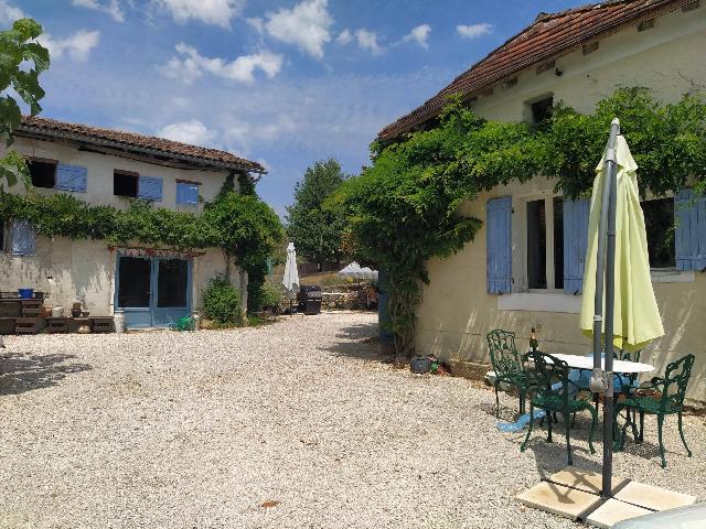 House&nbsp;for sale&nbsp;VENDOIRE 24320 Dordogne Aquitaine France: Character cottage, ensemble of buildings with potential. Situated in a small hamlet of only four houses bordered by farmland is this ensemble of character buildings comprising a main house which benef...