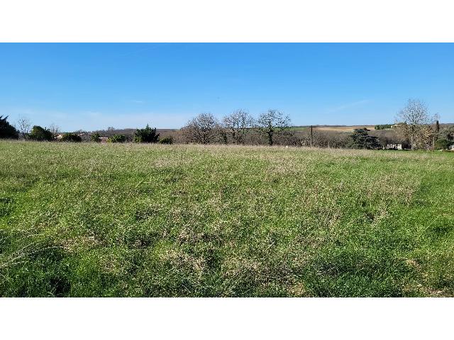 Bouwterrein te koop in ROQUECOR 82150 Tarn-et-Garonne Midi-Pyrénées France: Bouwperceel van 2467 m². Onderhoudsvrij.<br />
200 m van het dorpscentrum van Roquecor met vrij uitzicht en bereikbaar via een landweg.<br />
School, restaurants.<br />
2 andere percelen beschikbaar.<br />
Referentie: B...