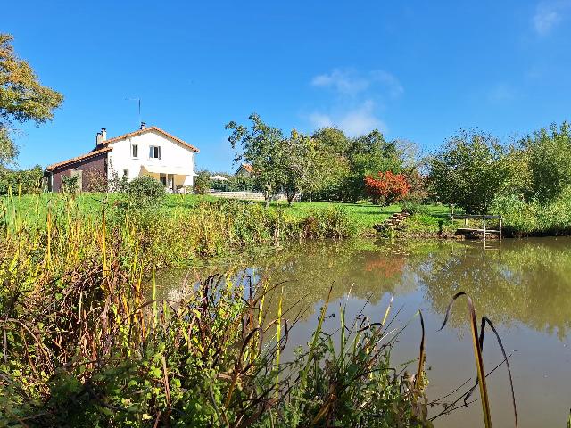 Maison à vendre à PRESSAC 86460 Vienne Poitou-Charentes France: Belle maison rurale avec petit lac. Découvrez votre propre coin de paradis avec cette maison individuelle magnifiquement modernisée, située sur un terrain exceptionnel dans un hameau rural paisible...
