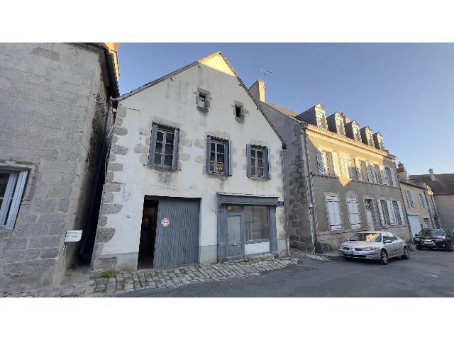 Huis te koop in BOUSSAC 23600 Creuse Limousin France: Charmant historisch huis in Boussac, Frankrijk. Gelegen in het hart van het populaire stadje Boussac, biedt dit betoverende huis een mix van historische charme en moderne mogelijkheden.<br />
<br />
Met een opp...