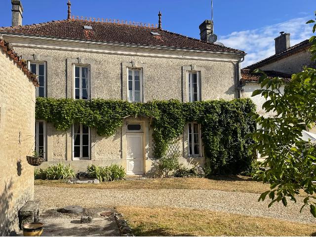 Huis te koop in SAINT-PIERRE-DE-JUILLERS 17400 Charente-Maritime Poitou-Charentes France: Elegante, authentieke woning. EXCLUSIEF BIJ BEAUX VILLAGES! Stap door een imposante boog deze uitzonderlijke woning binnen, waar tijdloze charme en modern comfort samenkomen. Een unieke kans met een p...