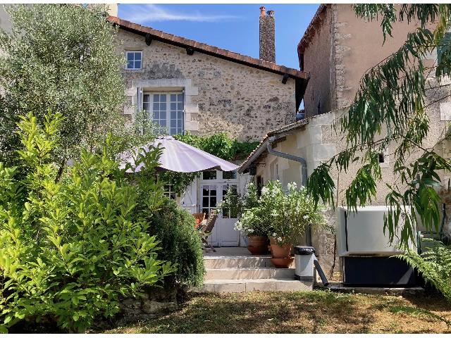 Maison &agrave; vendre &agrave;&nbsp;SANXAY 86600 Vienne Poitou-Charentes France: Superbe maison au bord de la rivière. EN EXCLUSIVITÉ ! Superbe propriété médiévale de 3 chambres au cœur du village de Sanxay, sur la Vonne.<br />
<br />
Au rez-de-chaussée, vous découvrirez une grande...