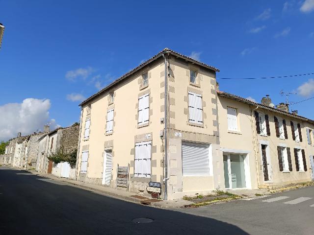 Huis te koop in AULNAY 17470 Charente-Maritime Poitou-Charentes France: Gerenoveerde stadswoning in een gewild dorp. Een geweldige kans om te kopen als investering, voor lange termijn- of seizoensverhuur, voor een gezinswoning of een klein bedrijfsproject in een dorp vol ...