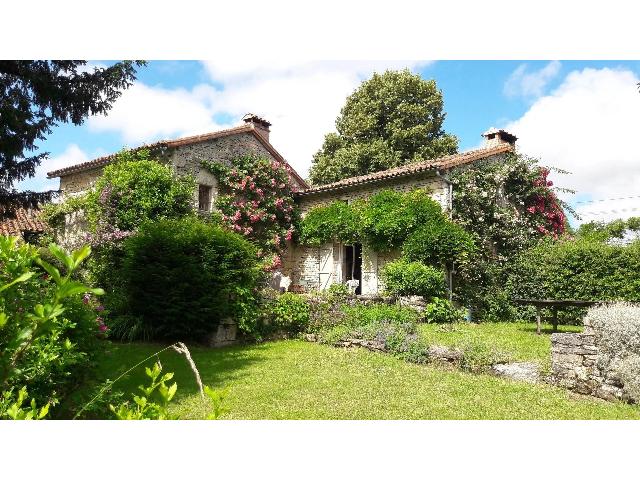 Huis te koop in BENEST 16350 Charente Poitou-Charentes Frankrijk: Charmante woning met inkomstenpotentieel in een rustig gehucht. EXCLUSIEF BIJ BEAUX VILLAGES! Deze unieke woning, oorspronkelijk twee huizen, is nu samengevoegd tot één woning en biedt flexibele woo...