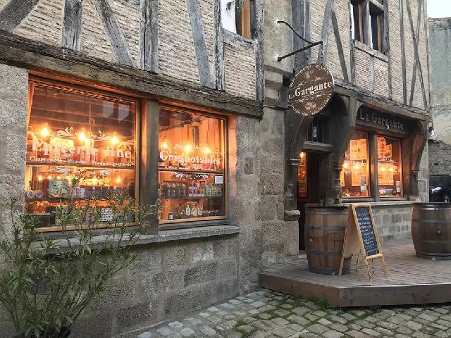 Commercieel object te koop in PARTHENAY 79200 Deux-Sèvres Poitou-Charentes France: Prachtig koopmanshuis in een historische wijk. EXCLUSIEF BIJ BEAUX VILLAGES! Een unieke kans om een ​​500 jaar oud, prachtig gerestaureerd middeleeuws koopmanshuis te bezitten en te runnen, met ee...