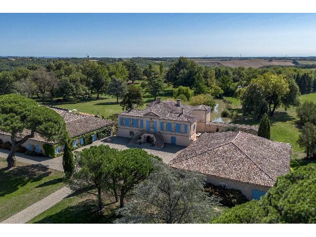 Huis te koop in MONTAUBAN 82000 Tarn-et-Garonne Midi-Pyrénées France: Schitterend landgoed op 45 minuten van Toulouse. Prachtig landgoed in perfecte staat, bestaande uit een hoofdwoning, een beheerderswoning en een gastenverblijf, gelegen op een terrein van meer dan 23 ...