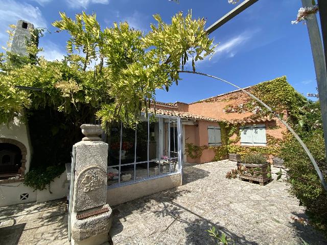 Huis te koop in VELAUX 13880 Bouches-du-Rhône Provence Alpes Côte d'Azur France: Woning met 2 bijgebouwen in Velaux. Op slechts enkele minuten van Aix-en-Provence, het TGV-station en de luchthaven biedt makelaarskantoor Actuel Immobilier u, in het hart van een klein Provençaals d...