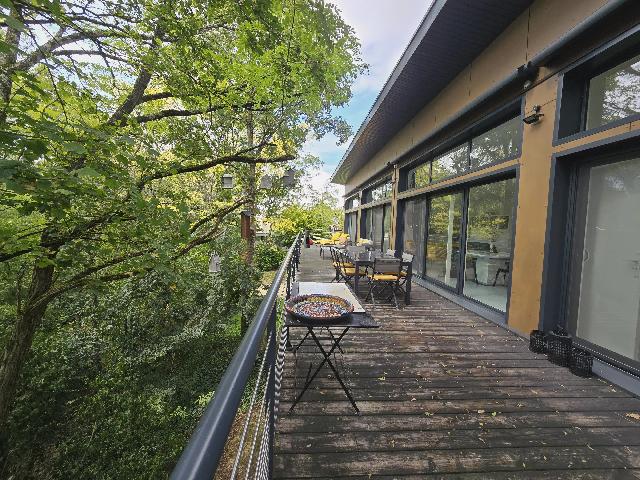Huis te koop in&nbsp;MIRAMONT-DE-GUYENNE 47800 Lot-et-Garonne Aquitaine Frankrijk: Gelijkvloerse woning tussen de bomen! EXCLUSIEF! Recent gebouwde gelijkvloerse woning op palen, met modern comfort in een landelijke, natuurlijke omgeving, op een bosrijk perceel van 5.058 m².<br />
<br />
Het...
