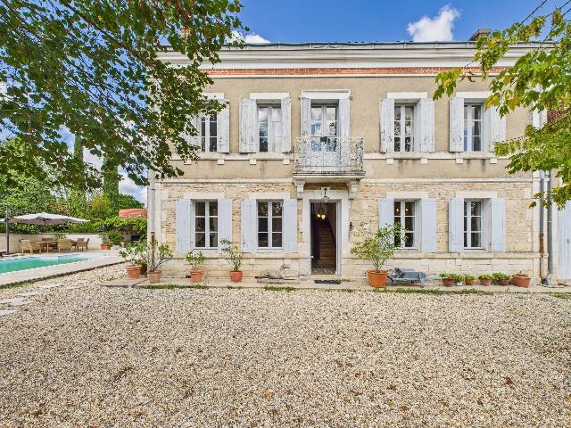 Maison à vendre à MONTPON-MÉNESTÉROL 24700 Dordogne Aquitaine France: Élégante Maison de Maître du XIXème siècle, avec dépendance, piscine et parc arboré. EN EXCLUSIVITÉ! Entre Périgueux et Bordeaux, au cœur d’un cadre verdoyant et apaisant, se niche cette s...