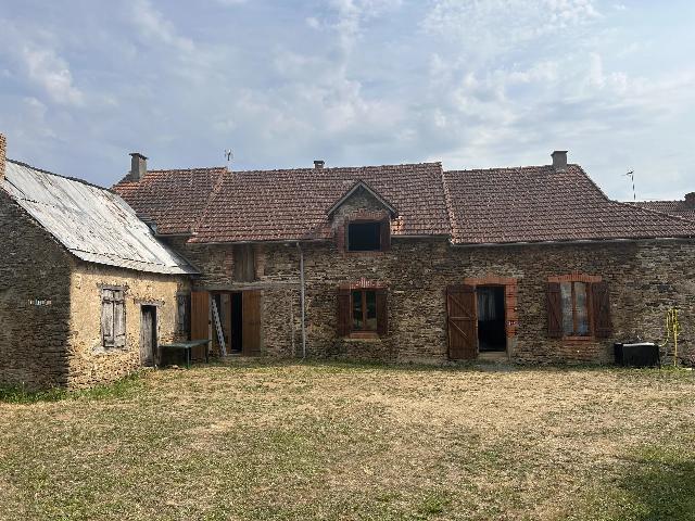 Huis te koop in LA CHÂTRE-LANGLIN 36170 Indre Centre France: Mooie, rustig gelegen woning in een gehucht. Mooi afgewerkte stenen woning in een gehucht, nog af te bouwen. Gelegen in een rustig gehucht op slechts 3 km van Saint-Benoit-du-Sault, met een supermarkt...