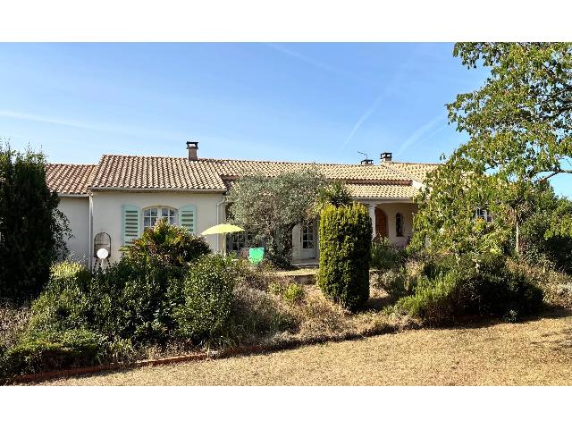 Huis te koop in SAINT-BEAUZEIL 82150 Tarn-et-Garonne Midi-Pyrénées France: Moderne villa nabij Agen. Deze moderne gelijkvloerse villa heeft drie slaapkamers en vijf kamers en biedt een elegante leefruimte en ruime vertrekken. Deze woning biedt al het comfort dat u zich maar ...