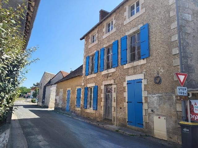 Maison &agrave; vendre &agrave;&nbsp;SAINT-GERMAIN 86310 Vienne Poitou-Charentes France: Ancienne école à rénover. Situé dans une rue calme à quelques pas du centre de Saint Savin, ce projet de rénovation présente un grand potentiel (sous réserve des autorisations nécessaires).<br />
...
