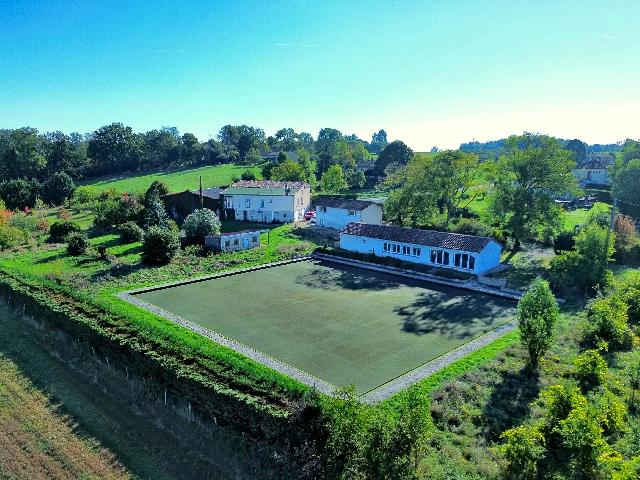 Ferienhaus/Pension&nbsp;zu verkaufen in&nbsp;EYMET 24500 Dordogne Frankreich. Steinhaus mit Bowling Green, Clubhaus und 2 Ferienhäusern – in der Nähe von Eymet. Nur 5 Minuten von der beliebten Stadt Eymet und 20 Minuten von Bergerac entfernt bietet dieses Anwesen flexible W...