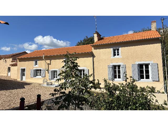 Huis te koop in MONTMORILLON 86500 Vienne Poitou-Charentes France: Groot landgoed met potentie als trouwlocatie. Gelegen op korte rijafstand van de historische Unesco-stad Montmorillon, met goede vervoersverbindingen, vindt u dit prachtig gerenoveerde, karakteristiek...