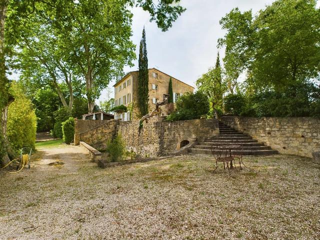 Huis te koop in LOURMARIN 84160 Vaucluse Provence Alpes Côte d'Azur France: 18e-eeuwse Bastide met zwembad, bijgebouwen en 2 ha. Deze karakteristieke 18e-eeuwse Bastide is idyllisch gelegen in Cadenet, vlakbij enkele van de mooiste dorpen van de Luberon (Cucuron, Lourmarin, V...