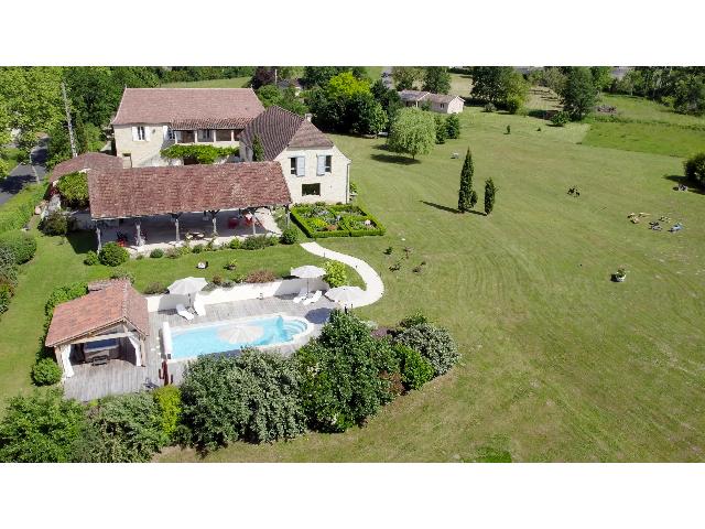Gîtes/Chambres d'hôtes te koop in GOURDON 46300 Lot Midi-Pyrénées France: Uitzonderlijke woning met 3 gastenverblijven en een zwembad – een verfijnde buitenverblijfplaats. Gelegen in het pittoreske hart van de Bouriane-regio, op een steenworp afstand van een charmant dorp...