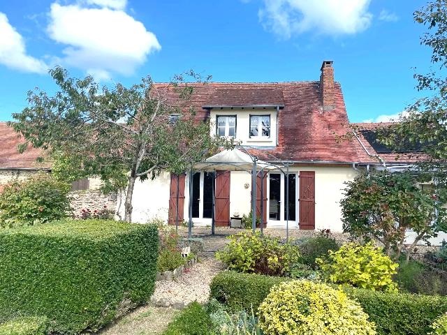 Huis te koop in&nbsp;MIALET 24450 Dordogne Aquitaine Frankrijk: Stenen huisje met zwembad, schuur, garage en studio. Dit prachtige stenen huis ligt net aan de rand van het levendige dorp Miallet, in een gebied van uitzonderlijke natuurlijke schoonheid. Vlakbij lig...