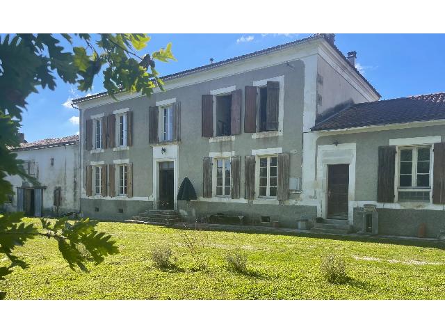 Huis te koop in SAINT-MARTIAL-SUR-NÉ 17520 Charente-Maritime Poitou-Charentes France: Elegant landhuis vlakbij Cognac. Een unieke kans om dit charmante herenhuis te verwerven, vol karakter en originele kenmerken, met potentie voor zowel een gezinswoning als een project om inkomsten te ...