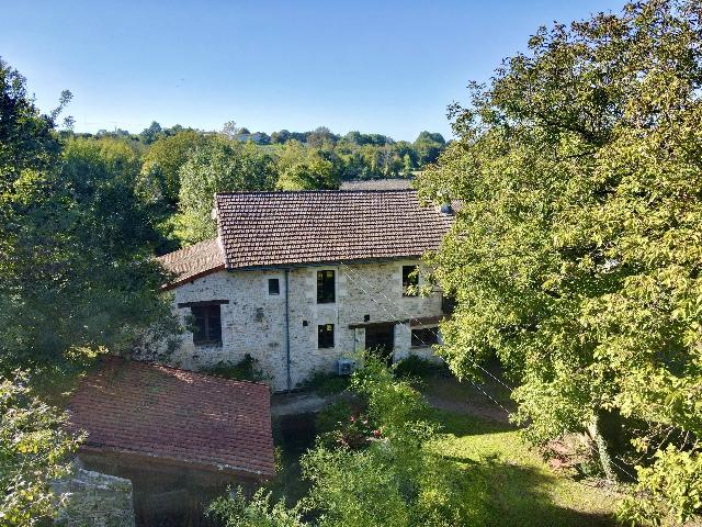 Haus&nbsp;zu verkaufen in&nbsp;LONDIGNY 16700 Charente Frankreich. Wunderschöne ehemalige Wassermühle in idyllischer Lage am Flussufer. EXKLUSIV BEI BEAUX VILLAGES! Dieses charmante Anwesen, eine ehemalige Wassermühle, genießt eine wahrhaft idyllische Lage am Flu...