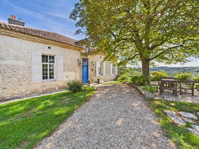 Gîtes-Chambres-d-hôtes &agrave; vendre &agrave;&nbsp;PRAYSSAS 47360 Lot-et-Garonne Aquitaine France: Élégante demeure du XVIIème siècle comprenant 3 logements et offrant une vue imprenable sur la vallée du Lot. Dominant la vallée du Lot et de la Confluence, cette remarquable demeure du XVIIᵉ ...