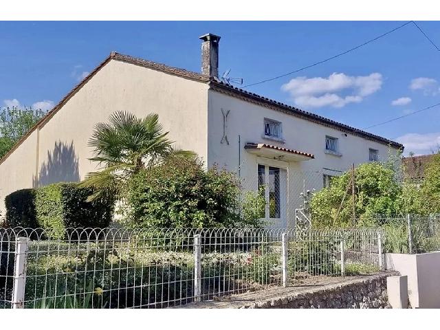 Huis te koop in PORT-SAINTE-FOY-ET-PONCHAPT 33220 Gironde Aquitaine France: Stenen huis om te herontwerpen. EXCLUSIEF BIJ BEAUX VILLAGES! Gelegen in Port-Sainte-Foy, biedt dit reeds uitgebreide stenen huis een prachtige basis voor een familierenovatieproject (onder voorbehoud...