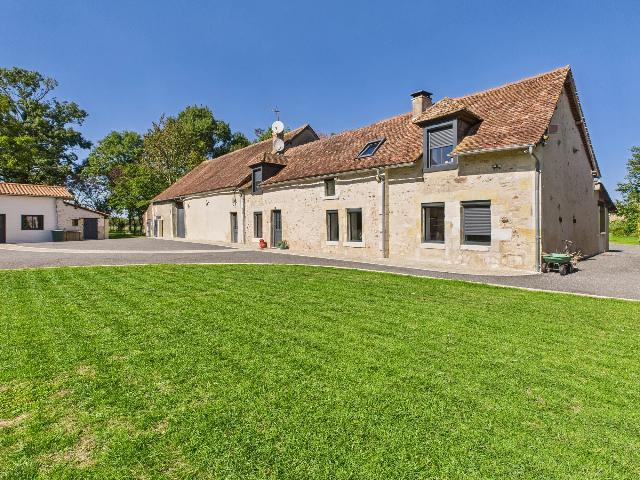 Huis te koop in LA PUYE 86260 Vienne Poitou-Charentes France: Prachtig gerenoveerd pand met 5 hectare grond - een echte aanrader! Een heerlijke woning in longèrestijl, vlakbij Chauvigny, onberispelijk gepresenteerd en met 5 hectare grond.<br />
<br />
Het pand is volledi...