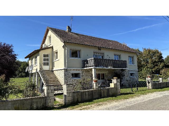 Paardenobject te koop in MÉRIGNY 36220 Indre Centre France: Ruime dorpswoning met ruiterthema. EXCLUSIEF BIJ BEAUX VILLAGES! Deze woning zal u verrassen met zijn grootte!<br />
<br />
Een woning met 3 verdiepingen, verdeeld over 2 verdiepingen, en een kelder die momente...