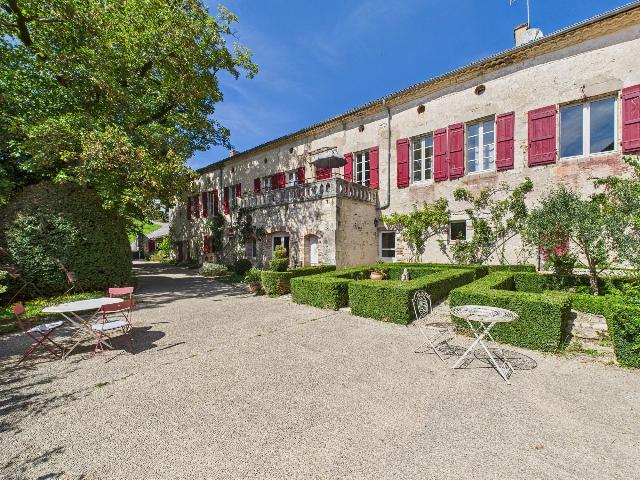 Ferienhaus/Pension&nbsp;zu verkaufen in&nbsp;PENNE-D’AGENAIS 47140 Lot-et-Garonne Frankreich. Atemberaubendes Haus aus dem 17. Jahrhundert mit Pool im Herzen eines mittelalterlichen Dorfes. Wenn Sie ein Haus mit Seele suchen, dann entdecken Sie dieses herrliche Anwesen, eingebettet in einen Ha...