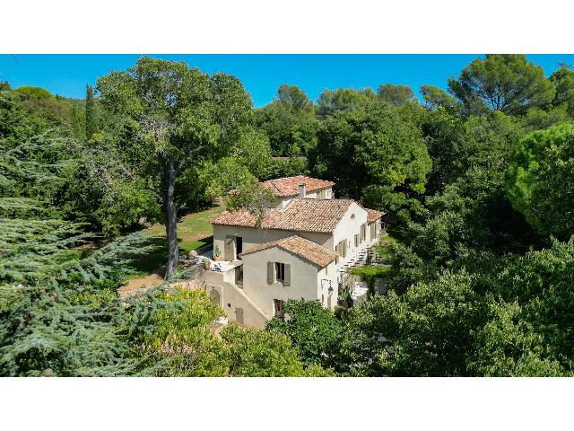 Huis te koop in AIX-EN-PROVENCE 13080 Bouches-du-Rhône Provence Alpes Côte d'Azur France: Prachtige 17e-eeuwse bastide. Aix-en-Provence – 17e-eeuwse bastide met uitzicht en bijgebouwen.<br />
<br />
Op slechts vijf minuten van de Cours Mirabeau, in een dominante en rustige omgeving, weerspiegelt d...