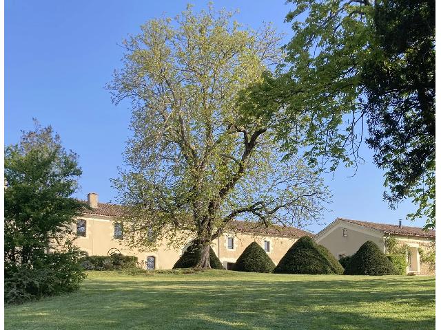 Gîtes/Chambres d'hôtes te koop in AUCH 32000 Gers Midi-Pyrénées France: Charmant landgoed in de Gascogne met chambres d'hôtes en gîtes in het hart van 14 hectare ongerepte natuur. In het hart van de Gers, op slechts een paar minuten van Auch, combineert dit uitzonderlij...