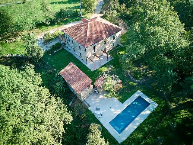 Huis te koop in PUYCELSI 81140 Tarn Midi-Pyrénées France: Charmant gerenoveerd stenen huis met uitzicht op de wijngaarden – Tussen Puycelsi en Gaillac. Gelegen in een rustige, natuurlijke omgeving, biedt dit onlangs gerenoveerde stenen huis een weids uitzi...