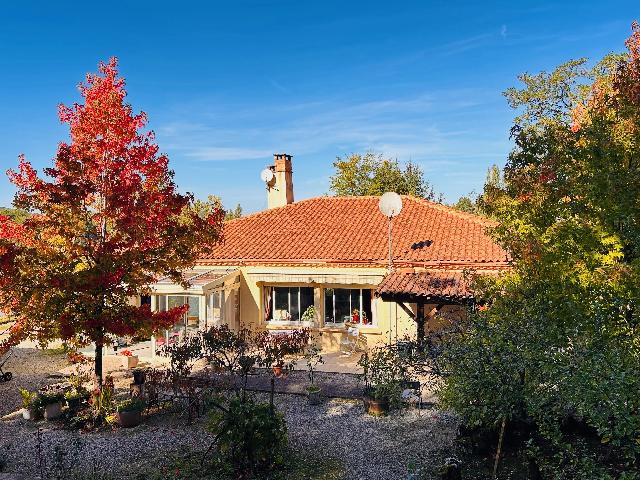 Huis te koop in GOURDON 46300 Lot Midi-Pyrénées France: Moderne gelijkvloerse woning met 3 slaapkamers te koop in Gourdon, Lot. Deze lichte en ruime moderne woning in Gourdon ligt op slechts 10 minuten lopen van de plaatselijke supermarkt en op 5 minuten r...